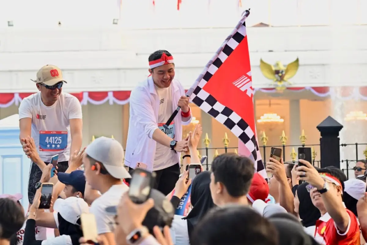 Pelepasan (flag off) Merdeka Run 8.0K, bendera start dikibarkan di depan Istana dikelilingi peserta