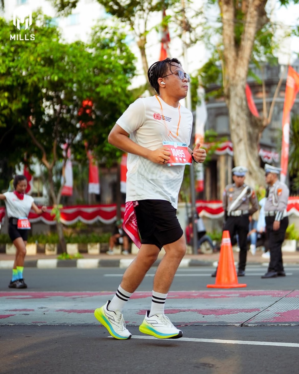 Pelari mengenakan jersey Merdeka Run