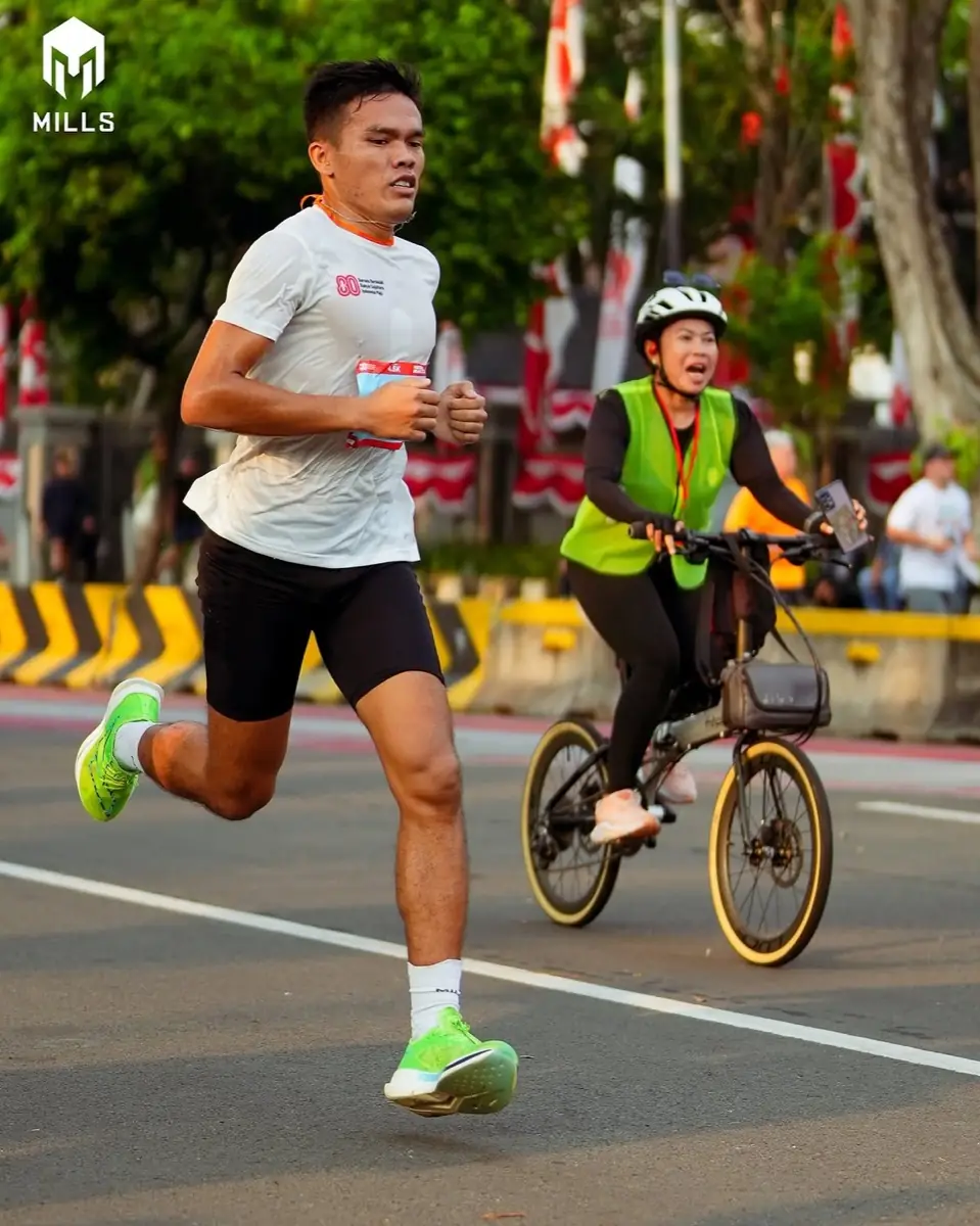 Pelari melintasi rute Merdeka Run