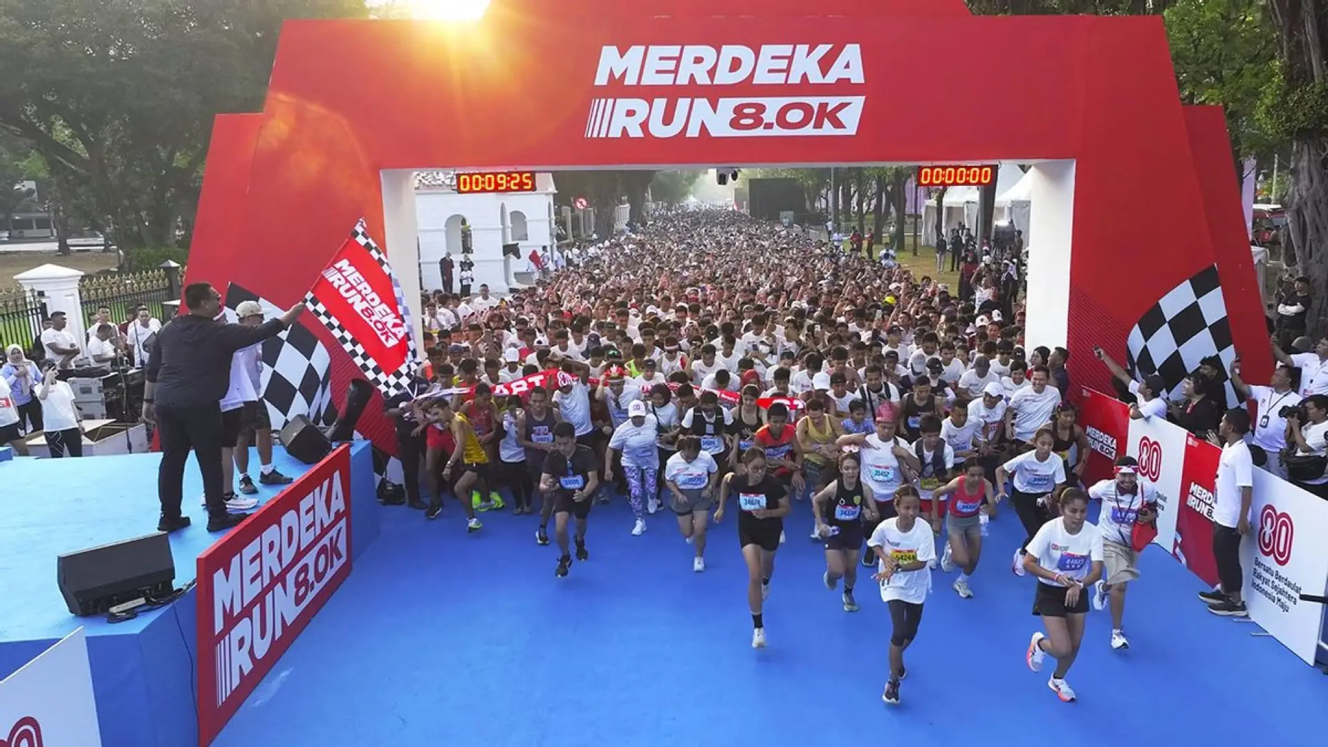 Ribuan peserta melewati gerbang start Merdeka Run 8.0K